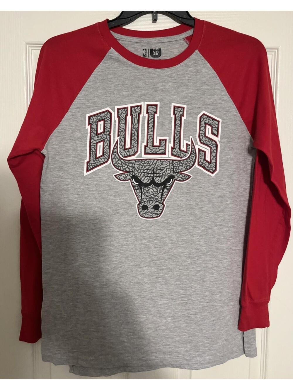 Chicago Bulls Raglan Sleeve baseball shirt red Gray Size Medium Used Clean!! NBA